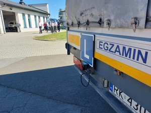 Pracownicy Wojewódzkiego Ośrodka Ruchu Drogowego w Krośnie oraz funkcjonariusze Policji z Polski i Słowacji w czasie spotkania