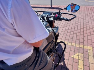 Uczestnicy spotkania podczas prezentacji sprzętu do egzaminowania kierowców