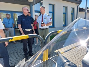 Uczestnicy spotkania podczas prezentacji sprzętu do egzaminowania kierowców