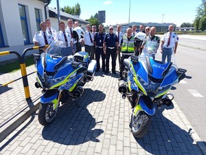 Uczestnicy spotkania podczas prezentacji sprzętu do egzaminowania kierowców