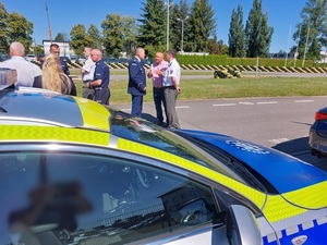 uczestnicy spotkania podczas rozmów na terenie placu manewrowego ośrodka ruchu w Krośnie