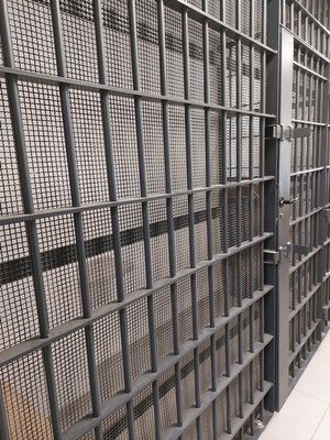 kraty w pomieszczeniu dla osób zatrzymanych
