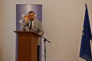 Uczestnicy biorący udział w uroczystych obchodach Święta Policji w krośnieńskiej komedzie