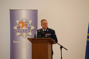 Uczestnicy biorący udział w uroczystych obchodach Święta Policji w krośnieńskiej komedzie