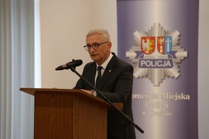 Uczestnicy biorący udział w uroczystych obchodach Święta Policji w krośnieńskiej komedzie
