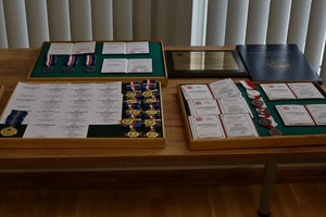 Uczestnicy biorący udział w uroczystych obchodach Święta Policji w krośnieńskiej komedzie