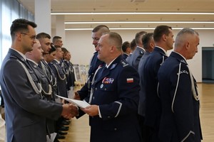 Uczestnicy biorący udział w uroczystych obchodach Święta Policji w krośnieńskiej komedzie