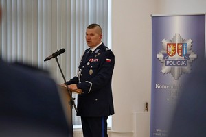 Uczestnicy biorący udział w uroczystych obchodach Święta Policji w krośnieńskiej komedzie