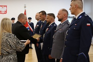 Uczestnicy uroczystych obchodów Święta Policji w krośnieńskiej jednostce