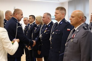 Uczestnicy uroczystych obchodów Święta Policji w krośnieńskiej jednostce