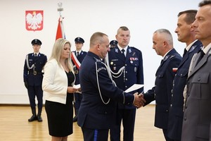 Uczestnicy uroczystych obchodów Święta Policji w krośnieńskiej jednostce