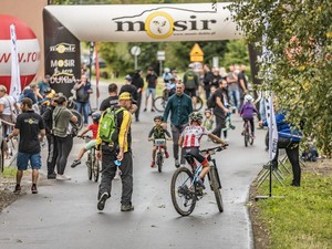 sportowe zmagania na trasie wyścigu mtb w Wietrznie