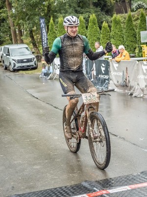 sportowe zmagania na trasie wyścigu mtb w Wietrznie