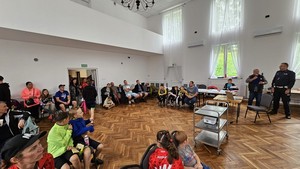 policjant podczas prelekcji dla uczestników wyścigów w Wietrznie