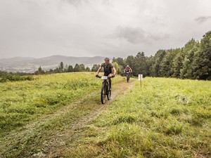 sportowe zmagania na trasie wyścigu mtb w Wietrznie