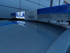 belka dachowa radiowozu z podświetleniem napisu policja