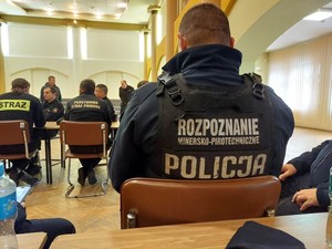 policjanci podczas ćwiczeń na terenie rafinerii w Jedliczu