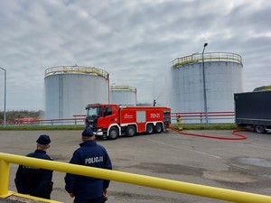 policjanci podczas ćwiczeń na terenie rafinerii w Jedliczu