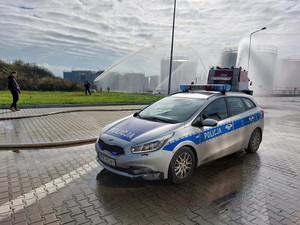 policjanci podczas ćwiczeń na terenie rafinerii w Jedliczu