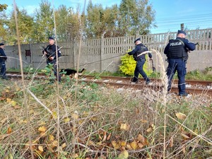 policjanci podczas ćwiczeń na terenie rafinerii w Jedliczu