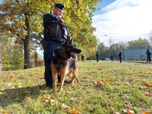policjanci podczas ćwiczeń na terenie rafinerii w Jedliczu