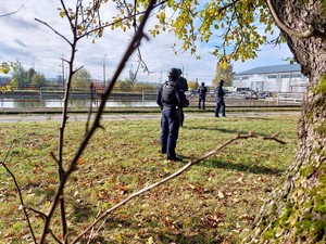 policjanci podczas ćwiczeń na terenie rafinerii w Jedliczu