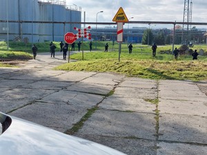 policjanci podczas ćwiczeń na terenie rafinerii w Jedliczu
