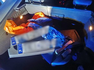 niebezpieczne przedmioty zabezpieczone przez policjantów w wyniku pościgu za audi