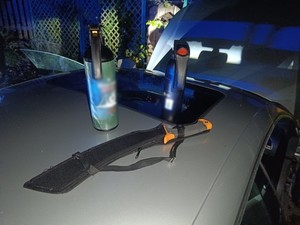 niebezpieczne przedmioty zabezpieczone przez policjantów w wyniku pościgu za audi