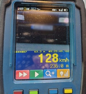 ekran policyjnego miernika prędkości z wartością 128km/h