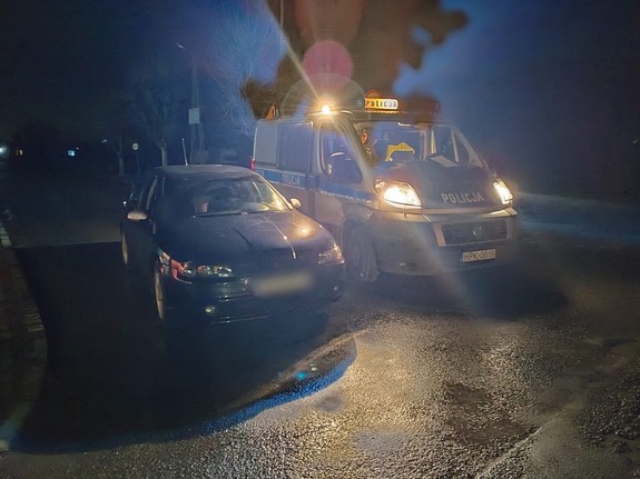 policyjny radiowóz stojący obok zatrzymanego do kontroli seata