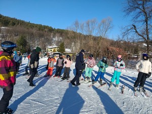 policjanci podczas spotkań z narciarzami na stokach narciarskich