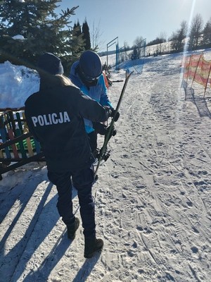 policjanci podczas spotkań z narciarzami na stokach narciarskich