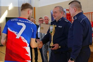 zdjęcia z finału II Podkarpackich Mistrzostw Policji w Piłce Halowej