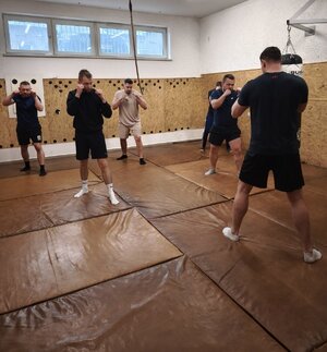 Zdjęcia ze szkolenia policjantów z zakresu reagowania na niestandardowe, agresywne zachowania