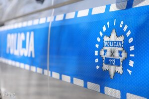 Zdjęcie radiowozu z napisem "POLICJA".