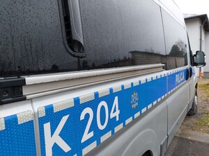 Na zdjęciu widnieje fragment radiowozu z napisem K 204.