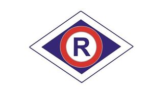 Na zdjęciu widnieje emblemat w kształcie rombu z literą R.