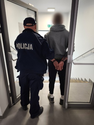 Sprawcy pobicia 25-latka, którzy zostali zatrzymani przez krośnieńskich funkcjonariuszy.