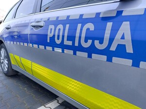 Zdjęcie radiowozu z napisem "POLICJA"