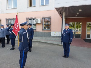 Dowódca ceremonii składa meldunek I Zastępcy Komendanta Wojewódzkiego Policji w Rzeszowie