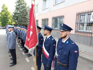 Awansowani policjanci wraz z asystą sztandarową