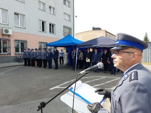 Prowadzący ceremonię obchodów Święta Policji oraz zaproszeni goście