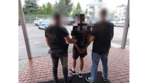 Policjanci podczas doprowadzenia zatrzymanego do sądu.