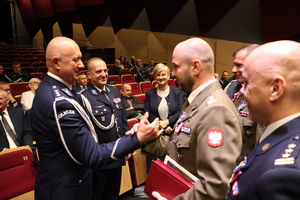 Komendanci odbierają gratulacje okolicznościowe.