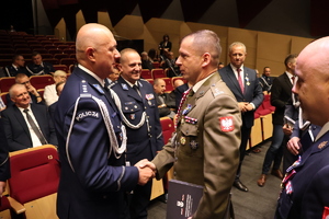 Komendanci odbierają gratulacje okolicznościowe.