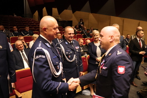 Komendanci odbierają gratulacje okolicznościowe.