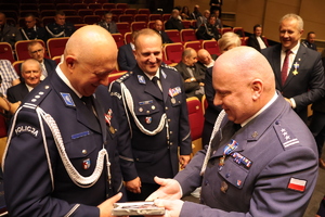 Komendanci odbierają gratulacje okolicznościowe.