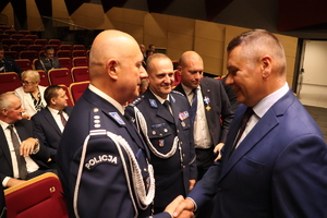 Komendanci odbierają gratulacje okolicznościowe.