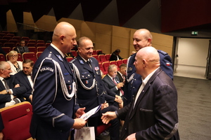 Komendanci odbierają gratulacje okolicznościowe.